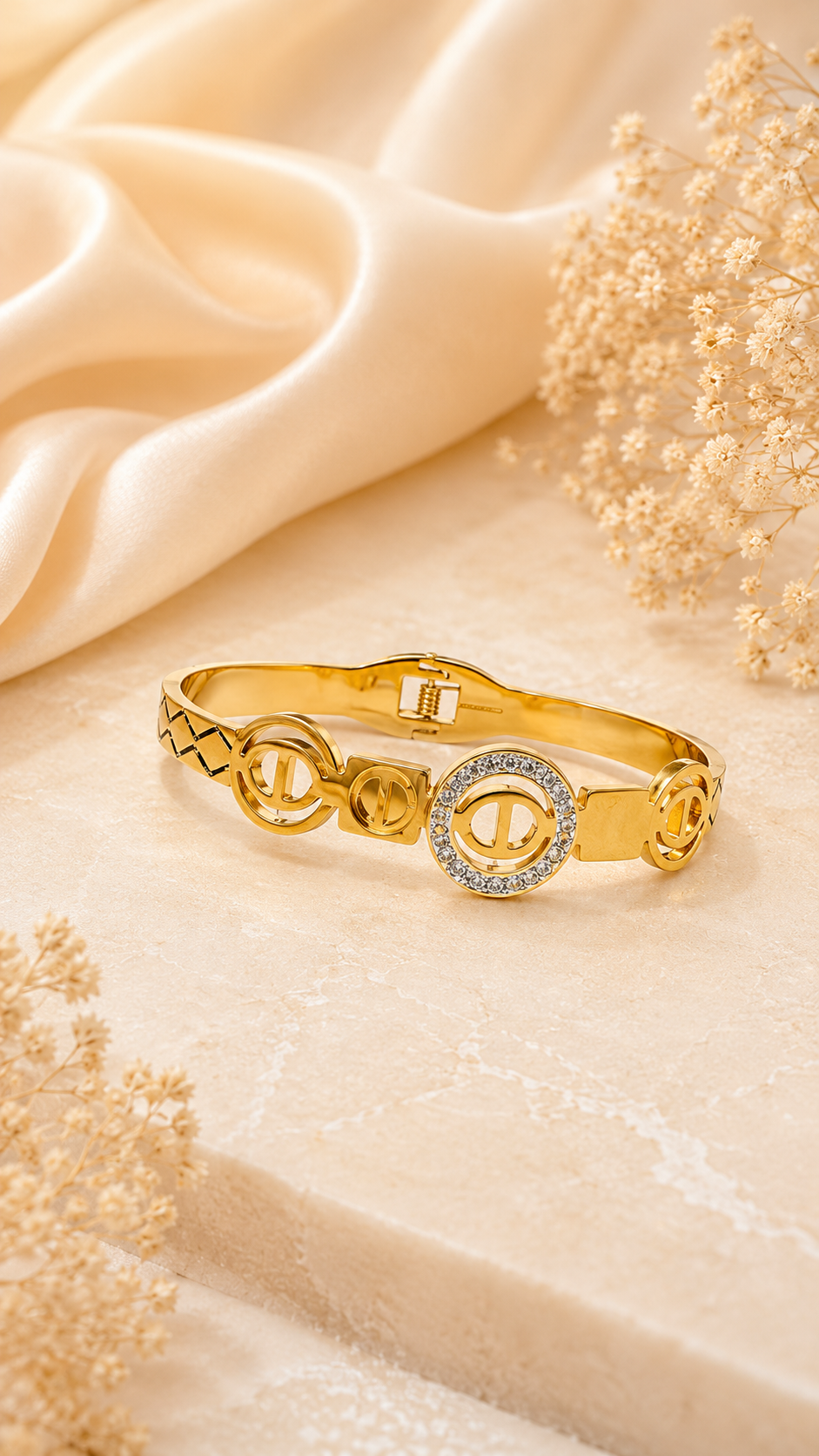 Round Centered Branded Imitation Bracelet